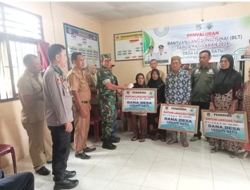 Babinsa Koramil 406-01/Rawas Ulu Melaksanakan Penyaluran BLT di Desa Lesung Batu