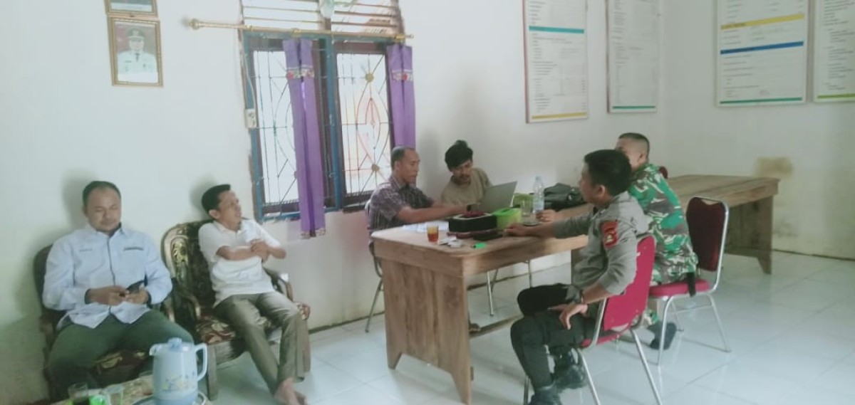 Pererat sinergitas di wilayah Sertu Fajri Maulani dan babinkamtibmas jalin komsos dengan masyarakat di desa binaan