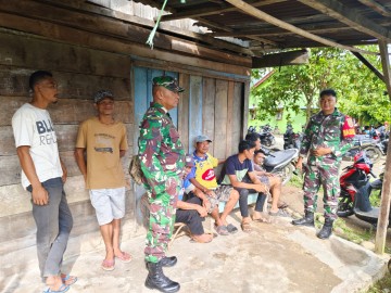 Anggota Koramil 406-03/Rupit Laksanakan Patroli dan Sosialisasi Karhutlah di Desa Noman