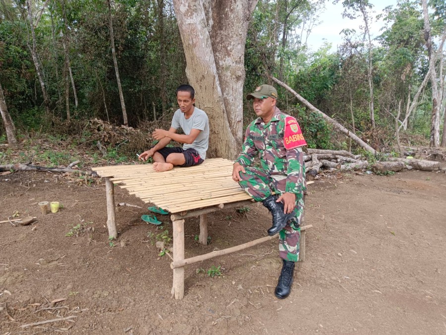 Babinsa Koramil 406-07/Jayaloka Koptu Agus Susilo Jalin Komunikasi Sosial Bersama Bpk. Riski Nugraha di Desa Kertosono