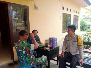 Babinsa Koramil 406-07/Jayaloka Laksanakan Komsos di Pospol Kecamatan Suka Karya