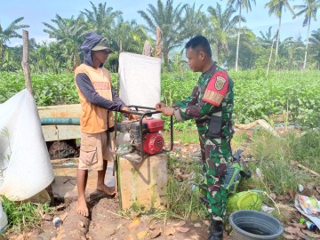 Serda Ade Kurniawan dari Koramil 406-03/Rupit Laksanakan Kegiatan Pompanisasi di Kecamatan Tugumulyo, Musi Rawas