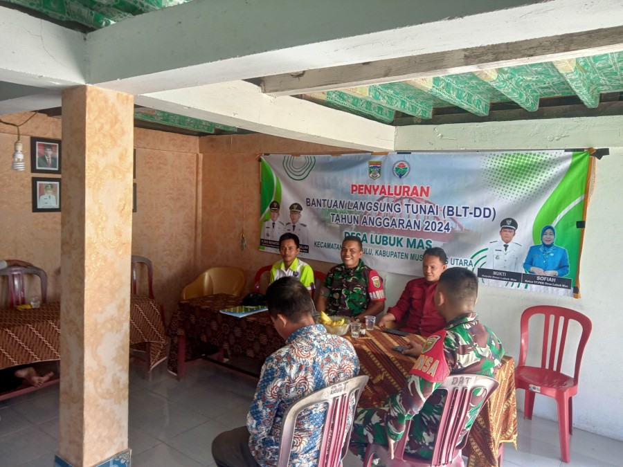 Babinsa Koramil 406-01/Rawas Ulu Dampingi Pembagian BLT-DD di Desa Lubuk Mas