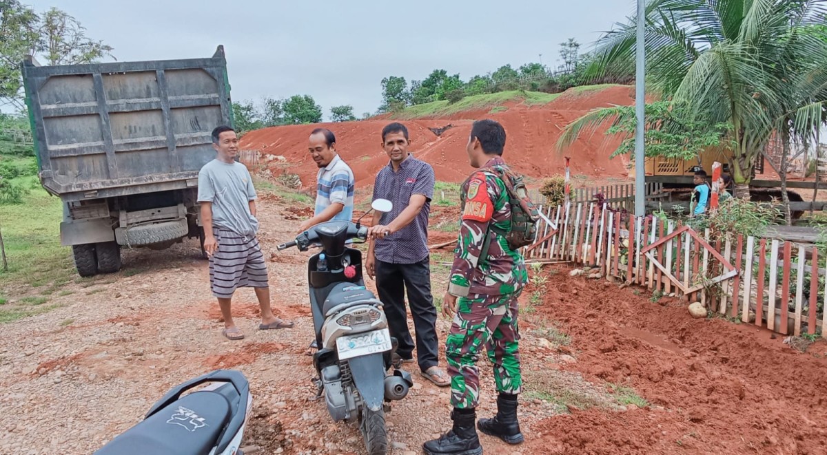 Babinsa Koramil 406-01/Rawas Ulu Gelar Komsos menjaga keamanan Jelang Pilkada di Desa Sukomoro