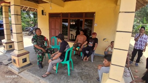 Babinsa Koramil 406-05/Muara Kelingi Laksanakan Komsos di Desa Tri Mukti
