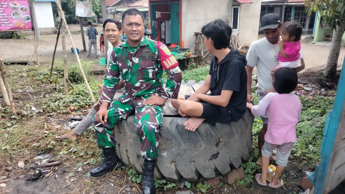 Serda Angga, Babinsa Koramil 406-03/Rupit Laksanakan Kegiatan Komsos di Desa Lubuk Kumbung