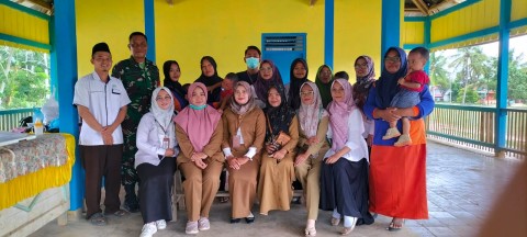 Babinsa Peltu Rohmadani Dampingi Tim Medis Puskesmas Karya Sakti Laksanakan Layanan Kesehatan Posyandu