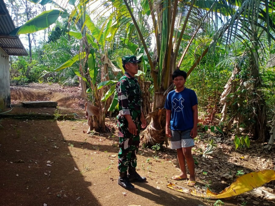 Babinsa Koramil 406-07/Jayaloka sertu Wisnu Melaksanakan Kegiatan Komsos di wilayah desa binaan