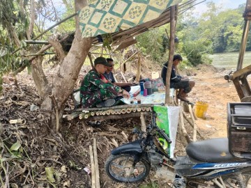 Babinsa Koramil 406-01/Rawas Ulu Laksanakan Komsos dengan Pekerja Perkebunan di Desa Jangkat