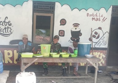 Babinsa Koramil 406-06/Tugumulyo, Kopda Yogi Ardi, Jalin Komunikasi Sosial dengan Masyarakat di Desa Air Lesing