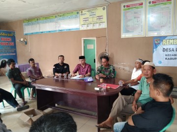 Komunikasi Sosial (Komsos) Babinsa Koramil 406-05/Muara Kelingi Bersama Pihak Pemerintah Desa dan Para Tokoh Desa
