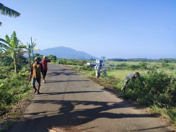 Kedekatan Babinsa Bersama Masyarakat Sertu Adi Susanto Gelar Gotong Royong Pembersihan Jalan.