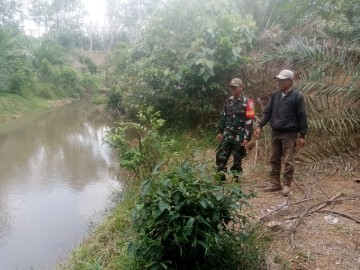 Babinsa Koramil 07/Jayaloka Gelar Patroli Antisipasi Banjir Bersama Mitra Karib
