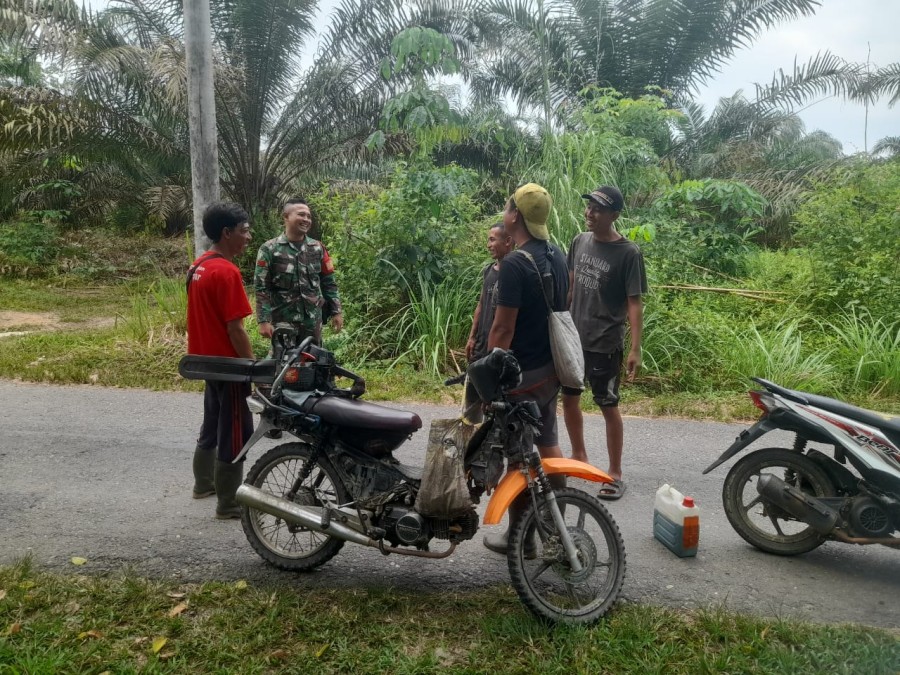 Babinsa Koramil 406-09/Terawas, Praka Jajang, Laksanakan Komsos untuk Himbauan Pencegahan Karhutla.