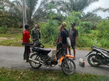 Babinsa Koramil 406-09/Terawas, Praka Jajang, Laksanakan Komsos untuk Himbauan Pencegahan Karhutla.