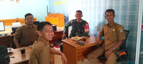 Babinsa Koramil 406-05/Muara Kelingi Serka Siswoyo Laksanakan Komsos dengan Perangkat Desa Karya Sakti