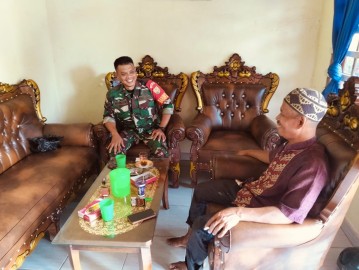 Babinsa Koramil 406-04/Muara Lakitan Jalin Komsos dengan Tokoh Agama di Desa SP 5 Tri Anggun Jaya
