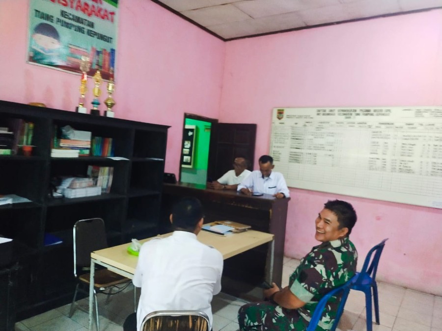 Babinsa Koramil 406-06/Tugumulyo Laksanakan Komsos dengan Camat TPK di Desa Muara Kati Baru 1