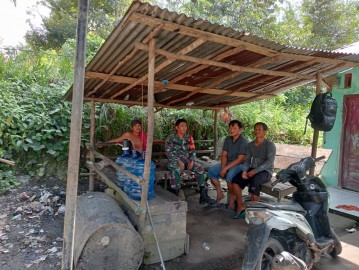 Babinsa Koramil 406-02/Rawas Ilir Laksanakan Komsos dengan Warga Desa Beringin Sakti