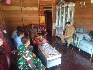 Babinsa Koramil 406-04/Muara Lakitan Gelar Komsos Bersama Kades dan Warga Desa Sindang Laya