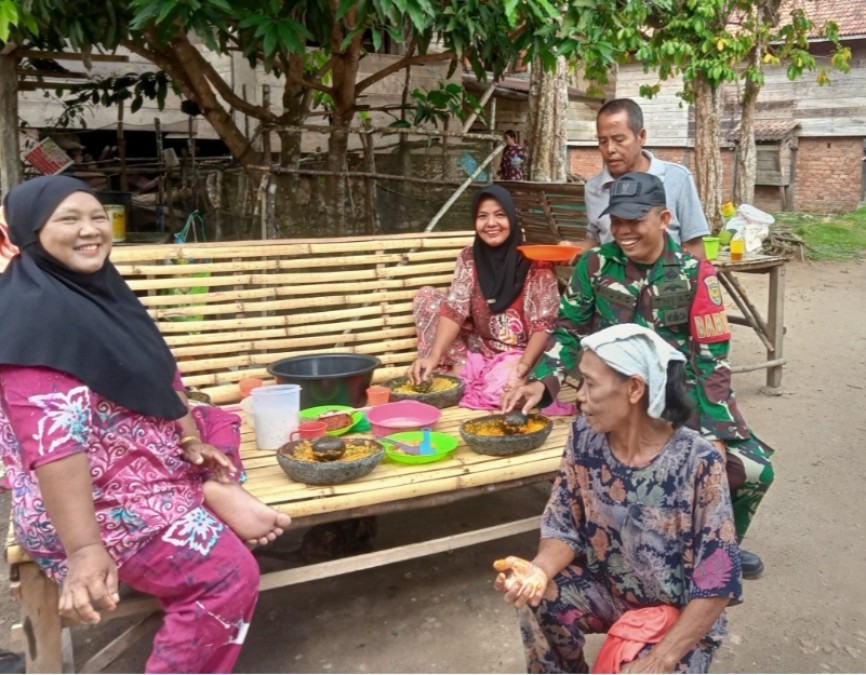 Babinsa Koramil 406-01/Rawas Ulu Serda Bayu Anggara Laksanakan Komsos dengan Ibu-Ibu di Desa Napalicin