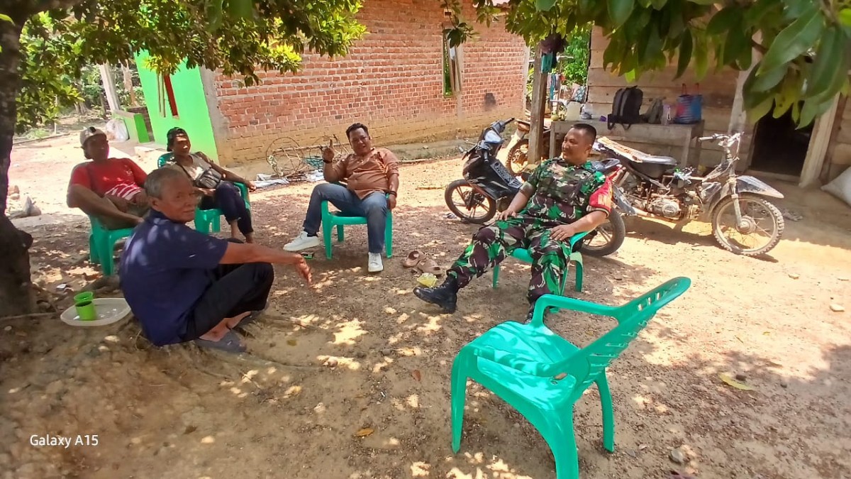 Komunikasi Sosial (Komsos) Babinsa Koramil 406-05/Muara Kelingi di Desa Tri Mukti