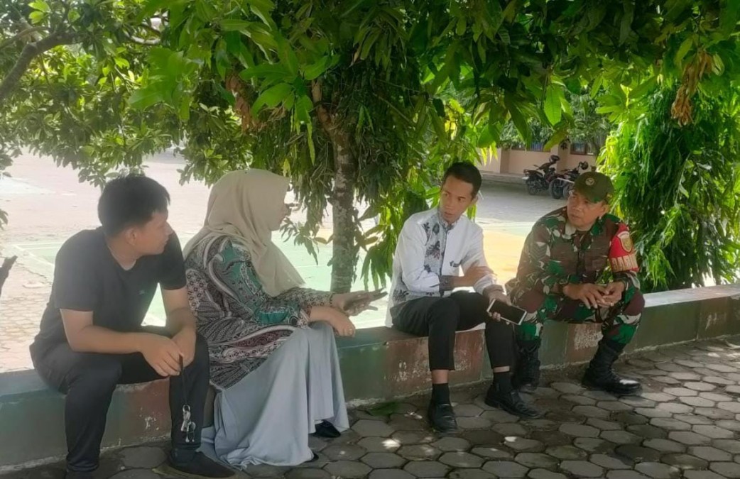 Komunikasi Sosial Serma Asep Juliansyah Babinsa Koramil 406-10/LT Bersama Guru SMK Yadika