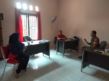 Babinsa Koramil 406-04/Muara Lakitan Laksanakan Monitoring dan Komsos di Desa Binaan