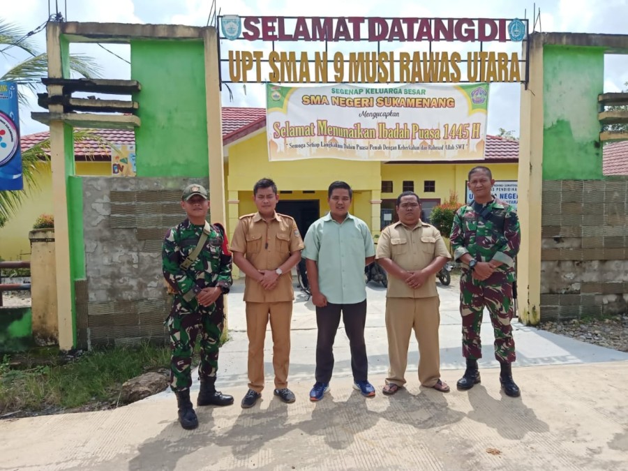 Babinsa Koramil 406-03/Rupit, Serda Ade Kurnia, Lakukan Komsos di SMA Negeri 9 Musi Rawas Utara
