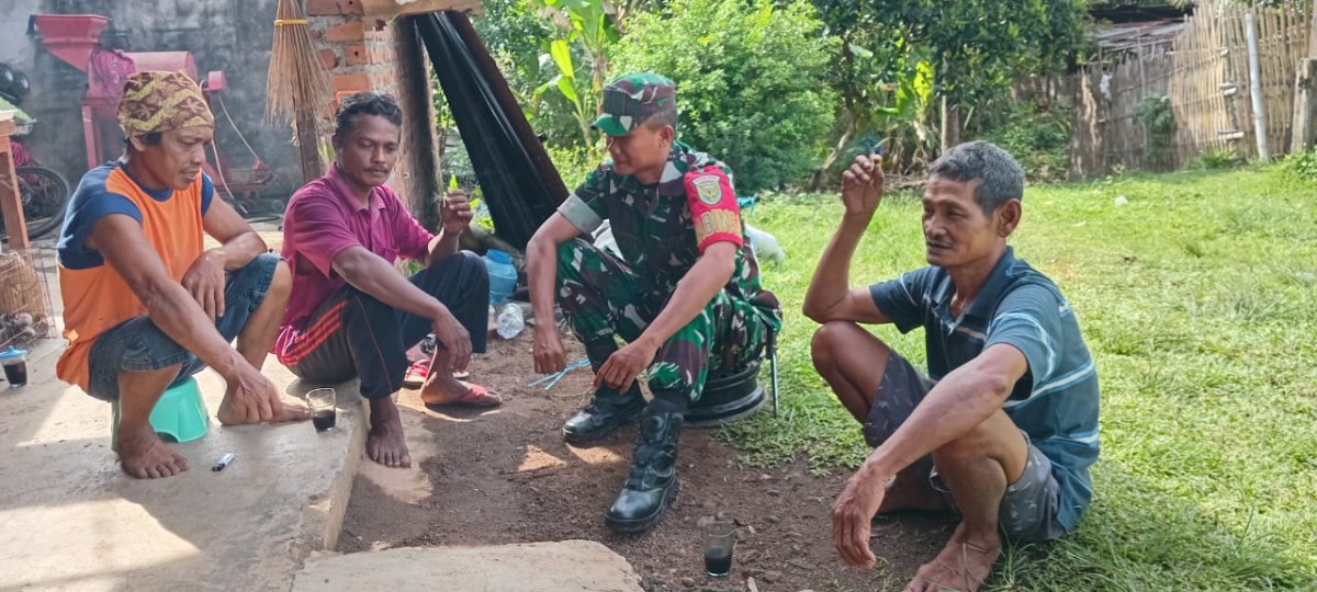 Babinsa Koramil 406-05/Muara Kelingi Gelar Komsos dengan Warga Desa Karya Sakti