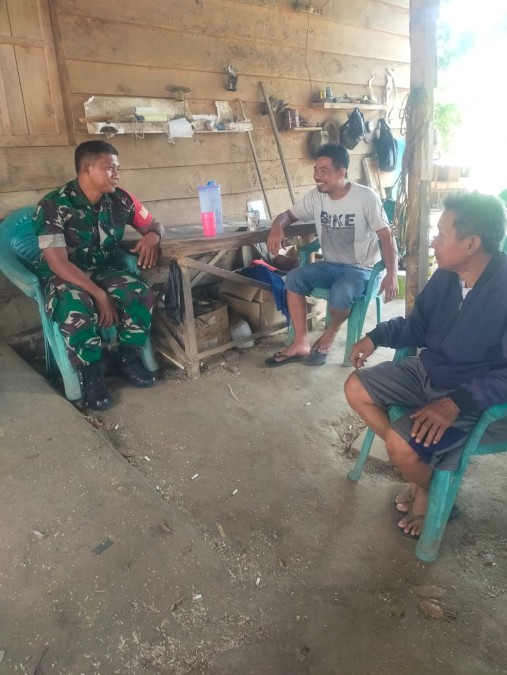 Babinsa Serma Nurhasrifudin Melaksanakan Komsos Bahas Perkembangan Situasi dan Kondisi Wilayah