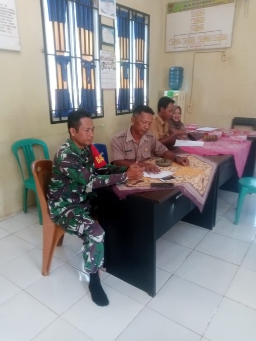 Babinsa Koramil 406-07/Jayaloka Serka Mizan Jalin Penguatan Binter dengan Perangkat Desa Ngestiboga 2