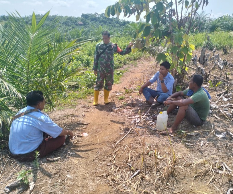 Babinsa Koramil 406-04/Muara Lakitan Laksanakan Silaturahmi Bersama Masyarakat Petani Kelapa Sawit