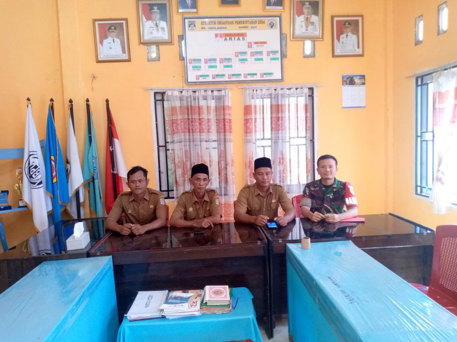Babinsa Koramil 406-03/Rupit Lakukan Komsos dengan Perangkat Desa di Desa Tanjung Beringin