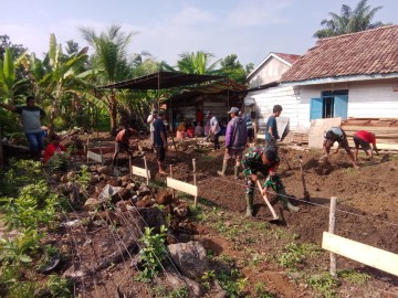 Babinsa Koramil 406-05/Muara Kelingi Gelar Gotong Royong Bersama Warga dalam Pembangunan Pondasi Rumah