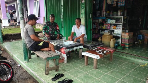 Serda Budi Babinsa Koramil 406-03/Rupit Laksanakan Komsos di Desa Bukit Langkap