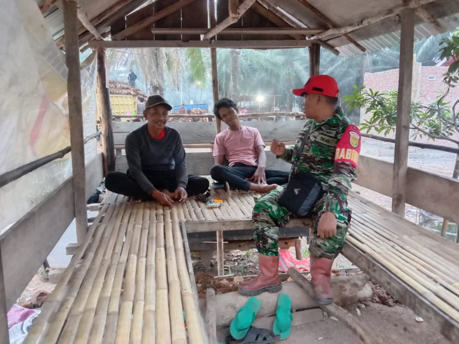 Babinsa Koramil 406-02/Rawas Ilir Berikan Himbauan Keselamatan Kerja kepada Pekerja Perkebunan