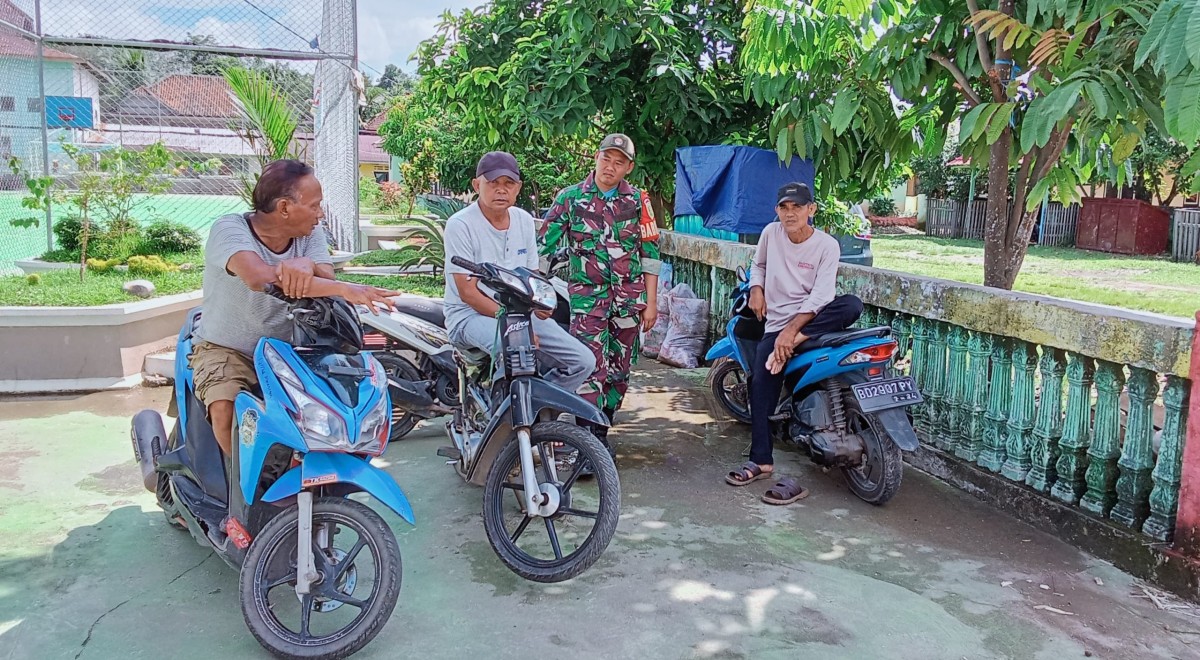 Babinsa Koramil 406-01/Rawas Ulu Gelar Komsos Bahas Keamanan dan Kebersihan Lingkungan