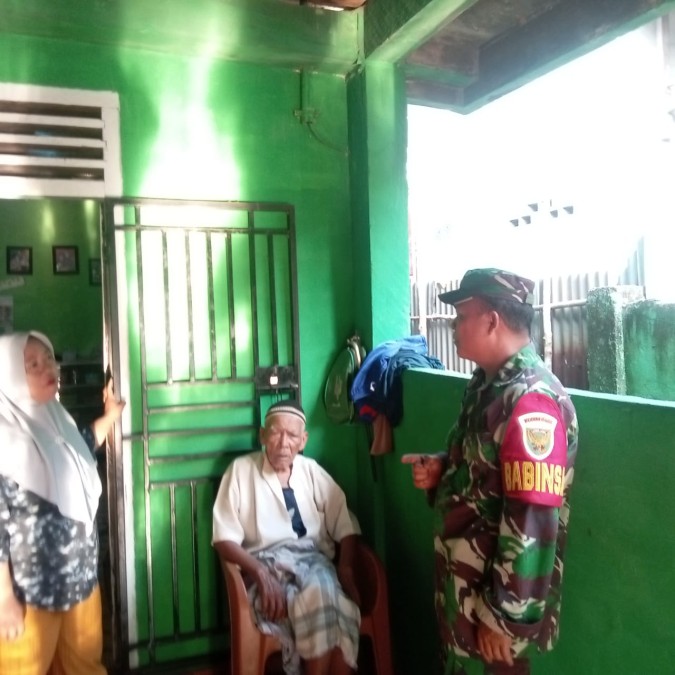 Babinsa Koramil 406-07/Jayaloka Laksanakan Komsos dengan Warga Mandala