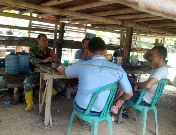 Babinsa Koramil 406-04/Muara Lakitan Sertu Ali Mubin Melaksanakan Silaturahmi Bersama Masyarakat Desa Bumi Makmur