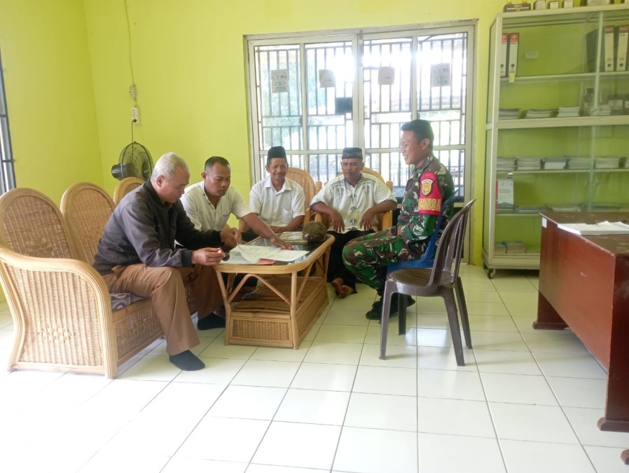 Babinsa Koramil 406-06/Tugumulyo Sertu Nusdar Laksanakan Komsos Bersama Pendamping Desa dan Perangkat Desa U1 Pagarsari