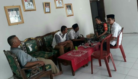 Babinsa Koramil 406-03/Rupit Laksanakan Komsos ke Warga Desa Terusan