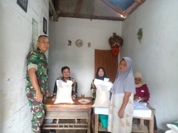 Babinsa Koramil 406-08/Lubuk Linggau Melaksanakan Monitoring Pembagian Sembako dalam Kegiatan Bakti Sosial