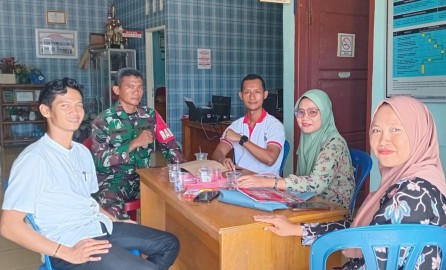 Kegiatan Komsos Babinsa Bersama Sekdes Dan Perangkat Desa di Kantor Desa Karya Sakti