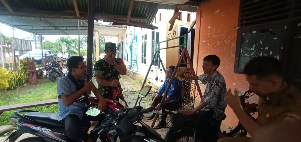 Babinsa Koramil 407-07/Jayaloka Sertu Zulkarnain Jalin Komsos dengan Masyarakat dan Perangkat Desa Binaan di Desa Margoyoso, Kecamatan Jayaloka, Kabupaten Musi Rawas