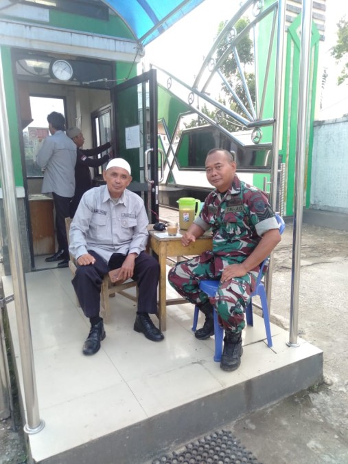 Kunjungan Silaturahmi dan Komsos Babinsa Serma Supriadi Di Pos Keamanan Pondok Pesantren Ar-Risalah