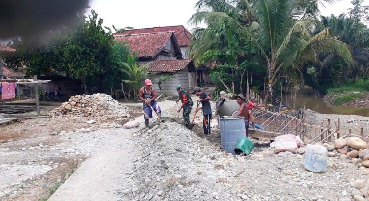 Babinsa Koramil 406-01/Rawas Ulu Bersama Warga Desa Lesung Batu Laksanakan Gotong Royong
