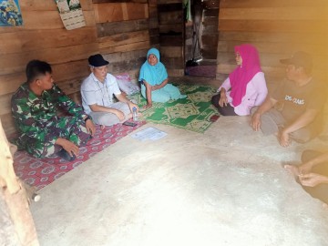 Babinsa Koramil 406-05/Muara Kelingi Melaksanakan Pendampingan Pendataan RTLH di Desa Tri Jaya