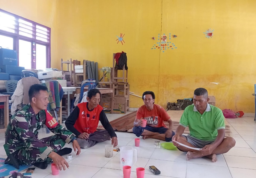 Babinsa 406-02/Rawas Ilir Lakukan Komsos di Desa Mandi Angin