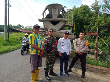 Babinsa Koramil 406-08/Lubuk Linggau, Sertu Cecep, Laksanakan Komsos Pantau Pembuatan Jalan Bersama Aparatur Kelurahan